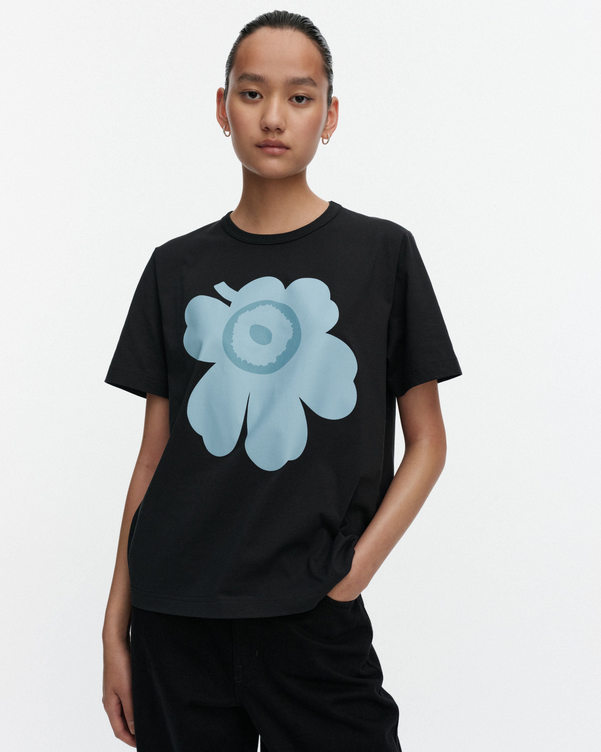 ASIA EXCLUSIVE KIOSKI ERNA UNIKKO PLACEMENT SHORT SLEEVE TOP 63CM