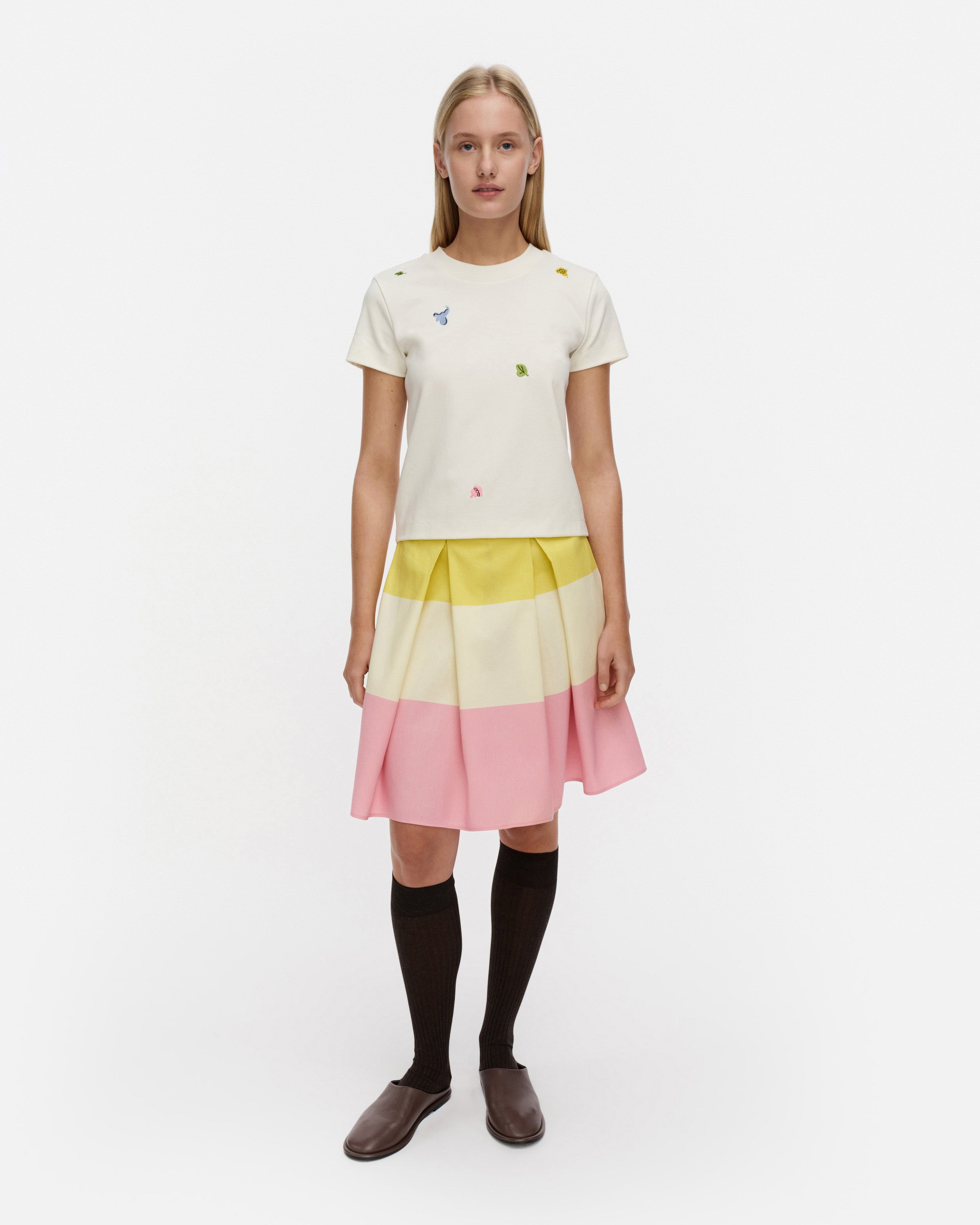 Sekamelska Kukasta Kukkaan Embroidered Short Sleeve Top 56cm